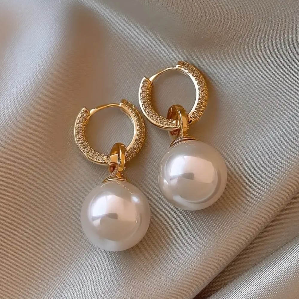 A Pair 14k Gold plated Luxurious And Fashionable Mother Pearl Earrings